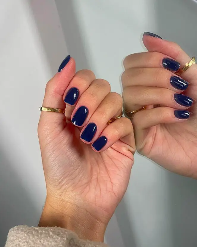 Caroline's Perfect Blue Nails: Winter Perfection