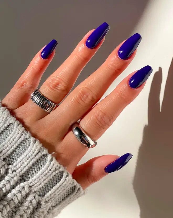 Deep Blue Nails via Dayanna – Bold and Beautiful Nail Ideas