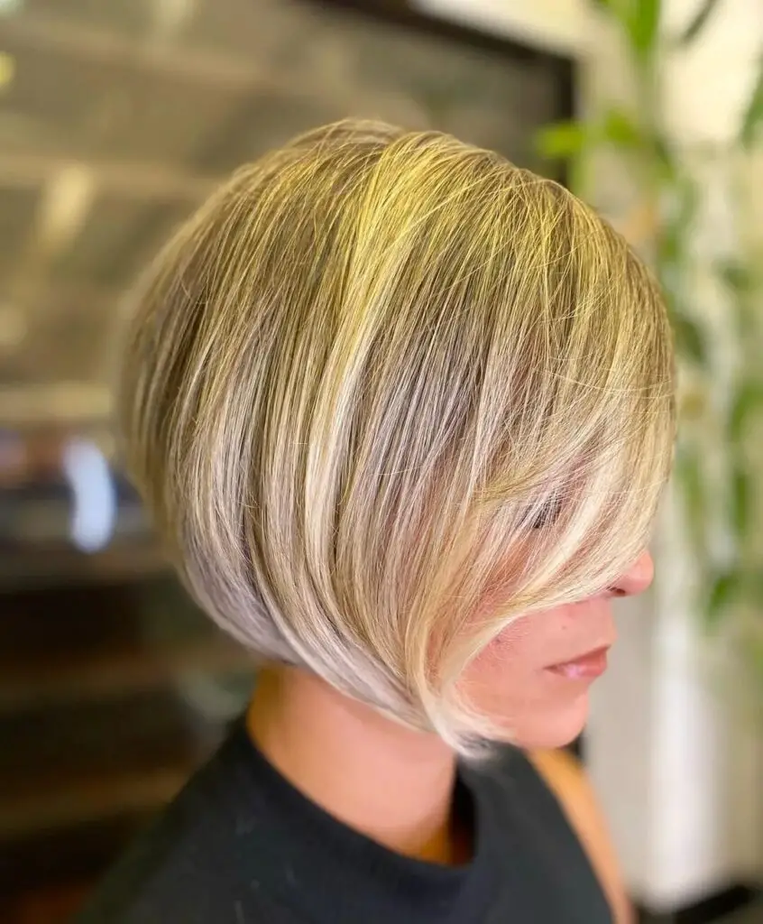 Inverted Sleek Bob: A Modern Volumizing Haircut