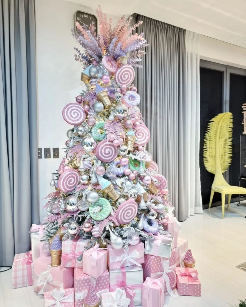 Charming Contrast: Pink and Gold Christmas Tree Decorating Inspiration