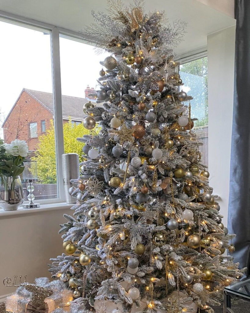 Timeless Glamour: Ideas for Gold and Silver Christmas Trees