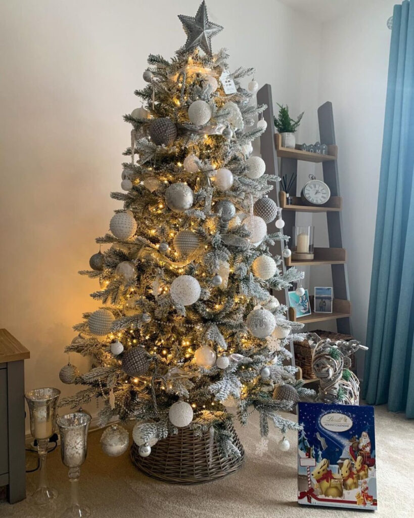 Winter Serenity: Ideas for a White and Silver Themed Christmas Tree