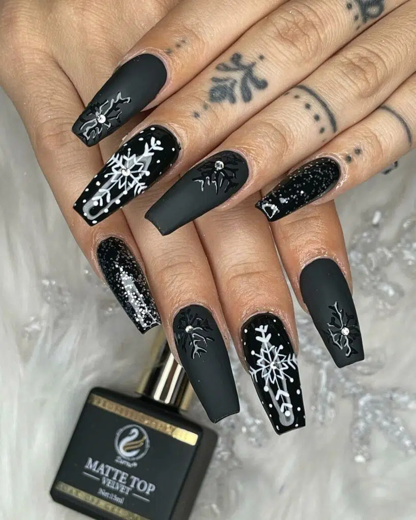 Chic Holiday Nails: 24+ Simple Black Christmas Nail Ideas