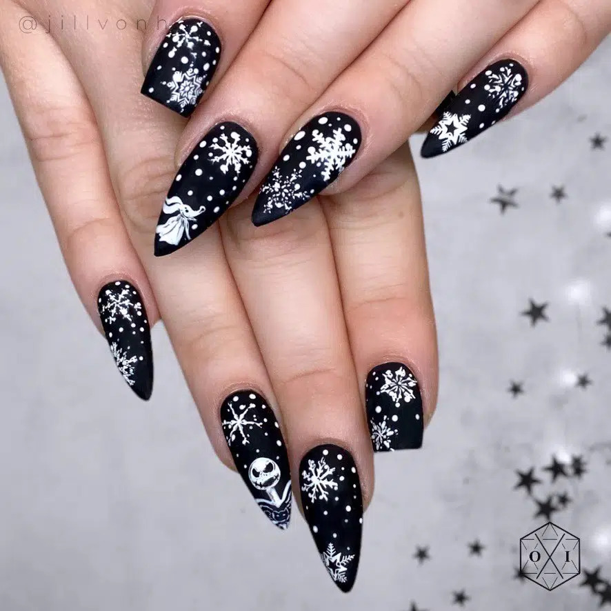 Chic Holiday Nails: 24+ Simple Black Christmas Nail Ideas