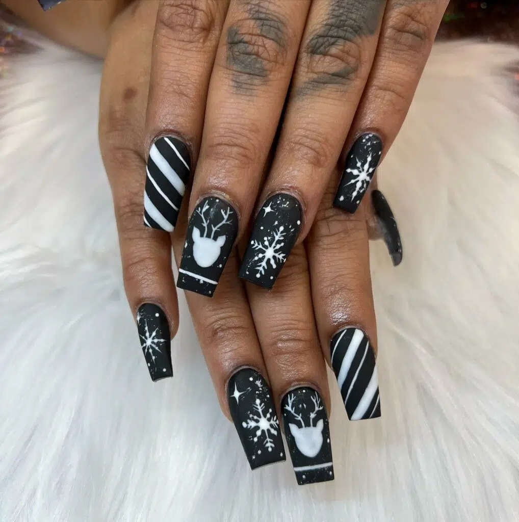 Chic Holiday Nails: 24+ Simple Black Christmas Nail Ideas