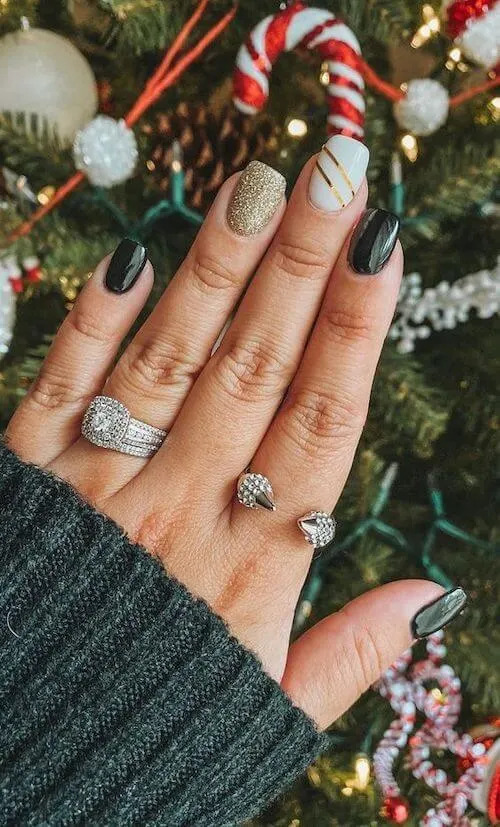 Chic Holiday Nails: 24+ Simple Black Christmas Nail Ideas