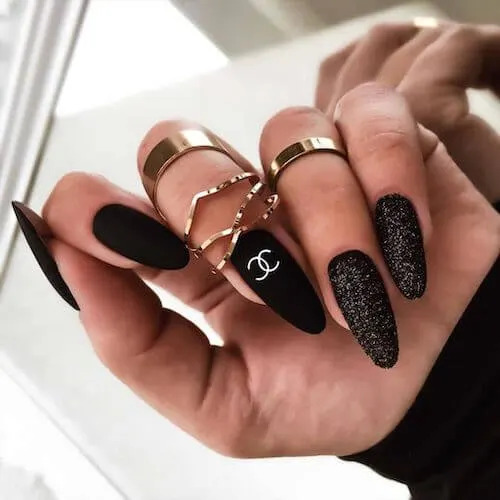 Chic Holiday Nails: 24+ Simple Black Christmas Nail Ideas