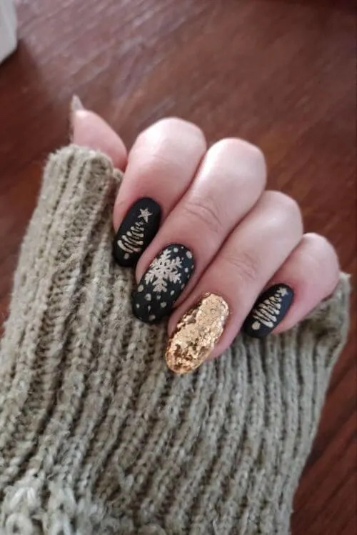 Chic Holiday Nails: 24+ Simple Black Christmas Nail Ideas