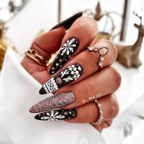 Chic Holiday Nails: 24+ Simple Black Christmas Nail Ideas