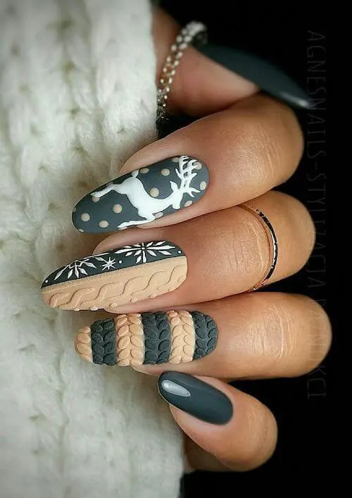 Chic Holiday Nails: 24+ Simple Black Christmas Nail Ideas