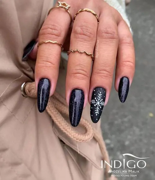 Chic Holiday Nails: 24+ Simple Black Christmas Nail Ideas