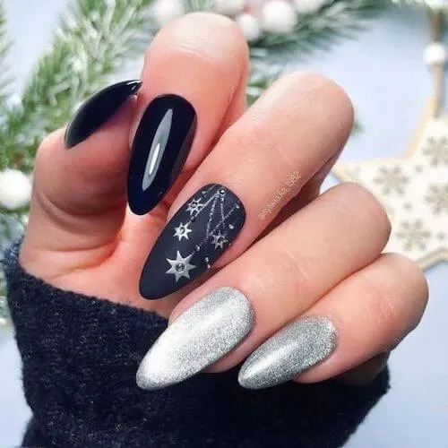 Chic Holiday Nails: 24+ Simple Black Christmas Nail Ideas