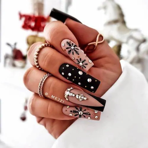 Chic Holiday Nails: 24+ Simple Black Christmas Nail Ideas