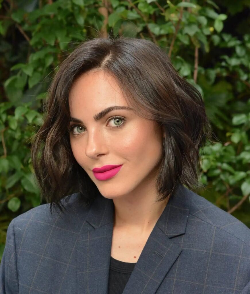 Chic Brunette Vibes: Explore the Layers in a Layered Bob