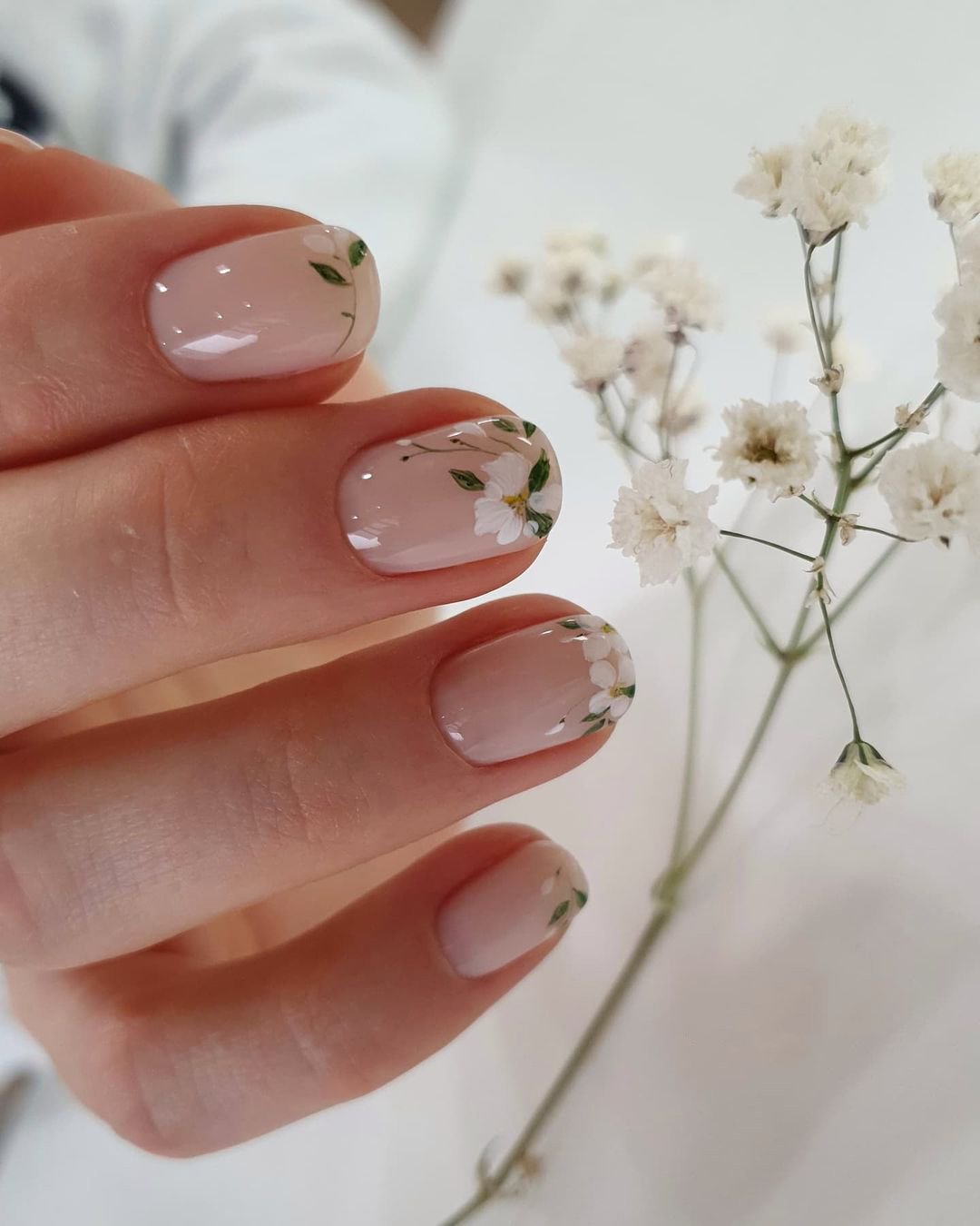 wedding nails gentle nude cute with flowers kangannynails