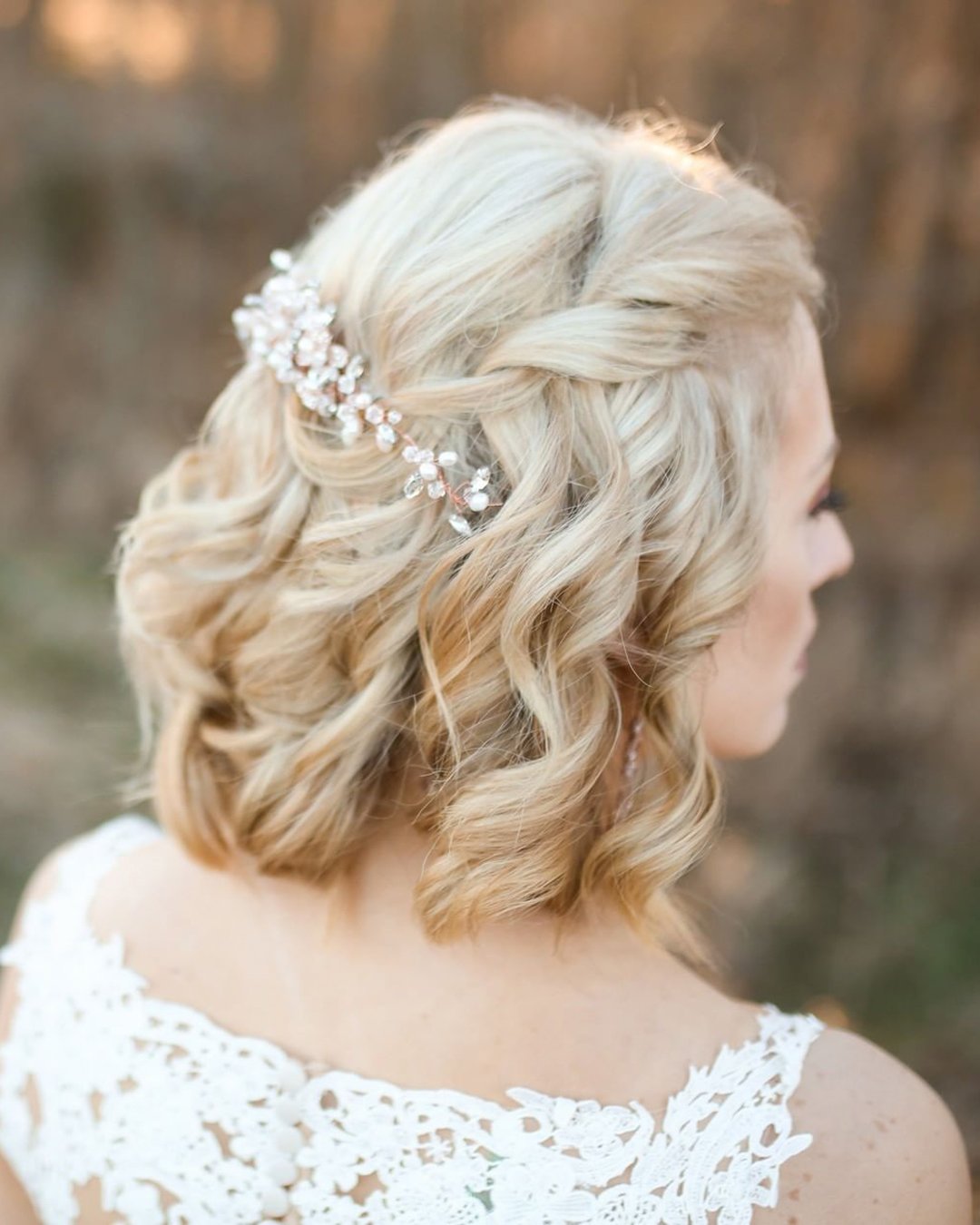 wedding hairstyles for medium hair curly blonde with hair vine haircomesthebride
