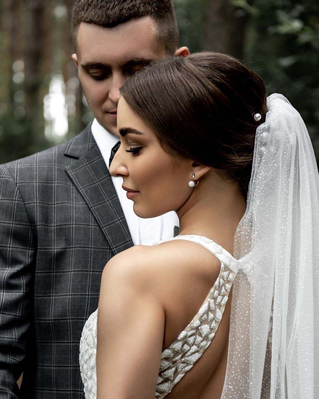 wedding hairstyles for medium hair classic updo with veil and pearls evgenya_melnikova_