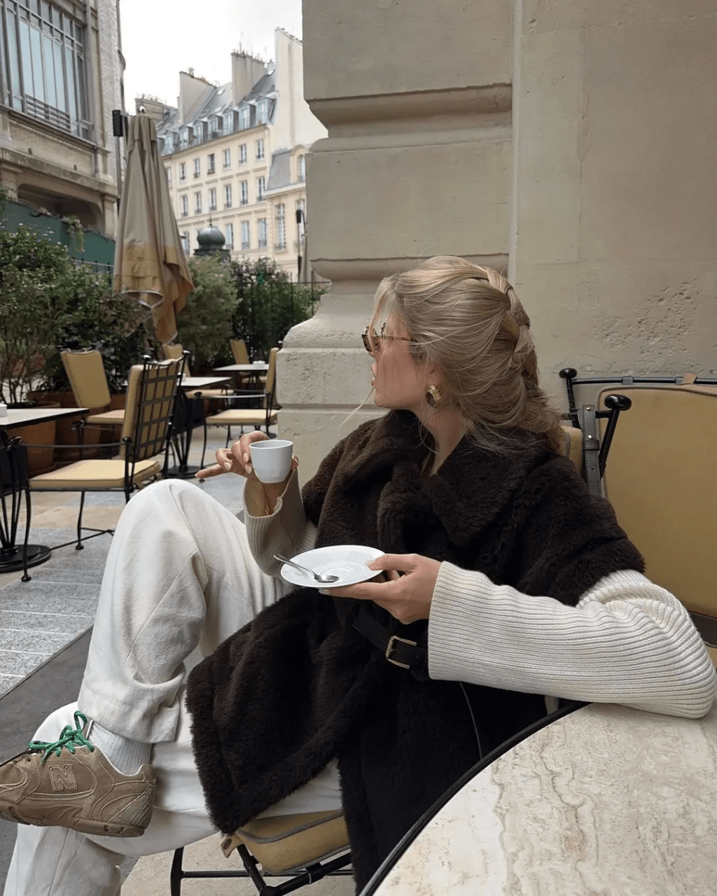 Cozy Elegance with a Shearling Jacket and Cream Sweatpants